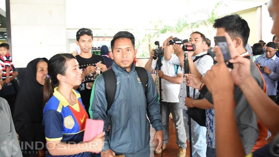Andik Vermansah langsung diserbu awak media ketika tiba di bandara. Copyright: © Herry Ibrahim/Indosport
